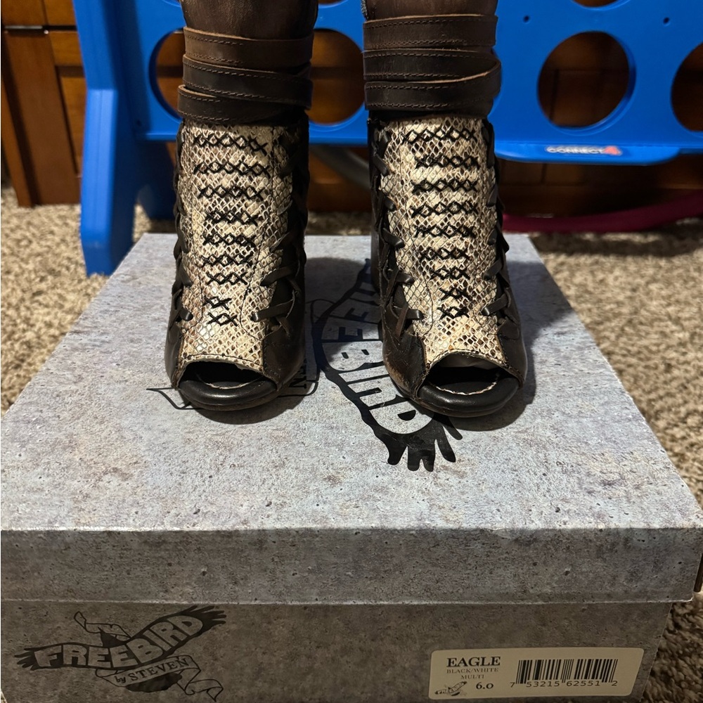 Freebird, Eagle chunky heeled sandals, size 6, fits size 7.